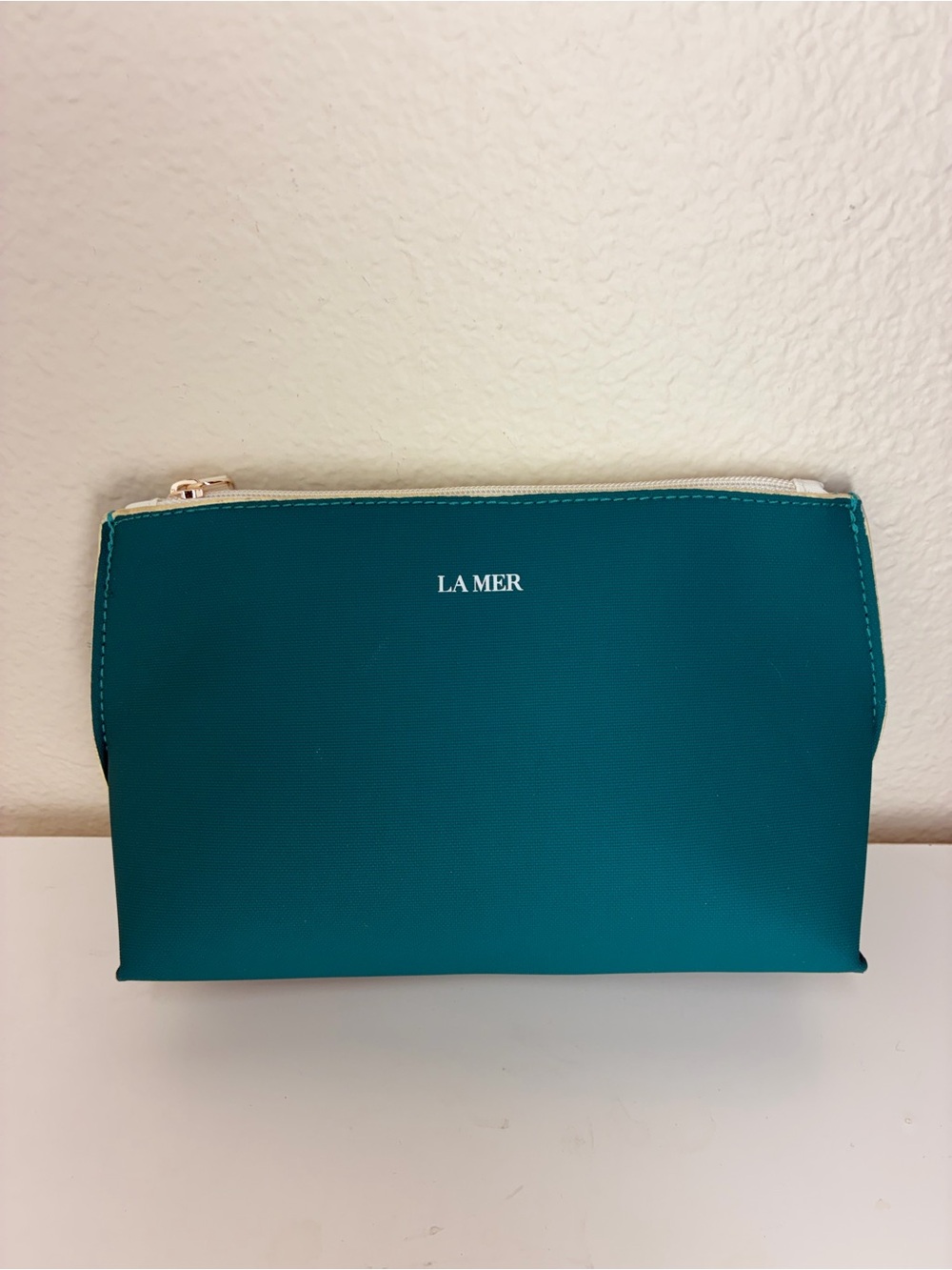 NWOT La Mer Teal Blue Zip Cosmetic Pouch